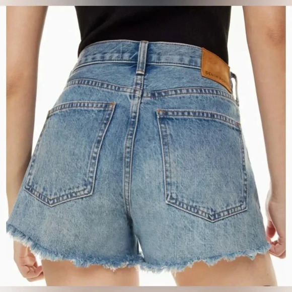 Aritzia Denim Forum The Ex-Boyfriend Short Size 31 Light Wash - Picture 3 of 8